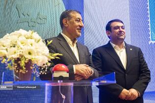 محمدجعفر قائم پناه معاون امور اجرایی رئیس جمهور و ابوالفضل نجارزاده مدیرعامل بانک ملی ایران در آیین رونمایی از خدمات و محصولات دیجیتال بانک ملی 