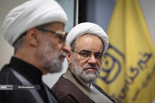 نشست تفاهم فی مابین دانشگاه آزاد اسلامی و مرکز مدیریت حوزه علمیه قم با حضور  حجت&zwnj;الاسلام و المسلمین دکتر حسن خیری رییس دانشگاه آزاد اسلامی قم ،اعضای اطلاع رسانی و محمدمهدی خیرجو مدیرعامل خبرگزاری آنا