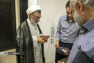 دیدار حجت الاسلام و المسلمین عبدالحسین خسروپناه دبیر شورای عالی انقلاب فرهنگی با خانواده شهید دکتر محمد مهدی طهرانچی