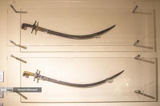 شمشیرهای فولادی دوره شاه عباس صفوی و دوره زندیان درنمایشگاه آثار منتخب گنجینه آستان قدس رضوی