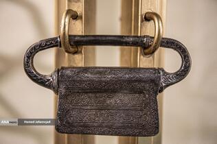 قفل نقره ویژه بستن و گشودن درهای حرم مطهر تا سال1358 تاریخ ساخت اواخر دوره قاجاریان در نمایشگاه آثار منتخب گنجینه آستان قدس رضوی