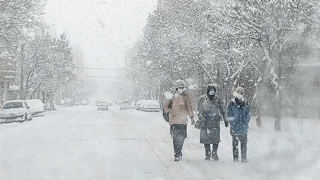 گستره ۲۲ استان زیر سایه برف و باران/محورهای خزر در تیررس اختلال/ این استان‌ها هشدار نارنجی دریافت کرده‌اند