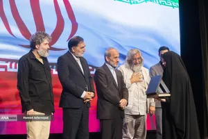 تجلیل از فرزند سرلشکر شهید محمد باقری با حضور پیمان جبلی رییس سازمان صدا و سیما در مراسم بزرگداشت شهدای رسانه در نبرد با رژیم صهیونیستی