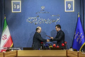 امضای تفاهم&zwnj;نامه معاونت علمی و پتروشیمی خلیج فارس با حضور محمد شریعتمداری مدیرعامل هلدینگ خلیج فارس و حسین افشین معاون علمی، فناوری و اقتصاد دانش&zwnj;بنیان رئیس جمهور