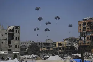 مردم گرسنه غزه برای رسیدن به کمک&zwnj;های غذایی، کیلومترها پیاده&zwnj;روی می&zwnj;کنند