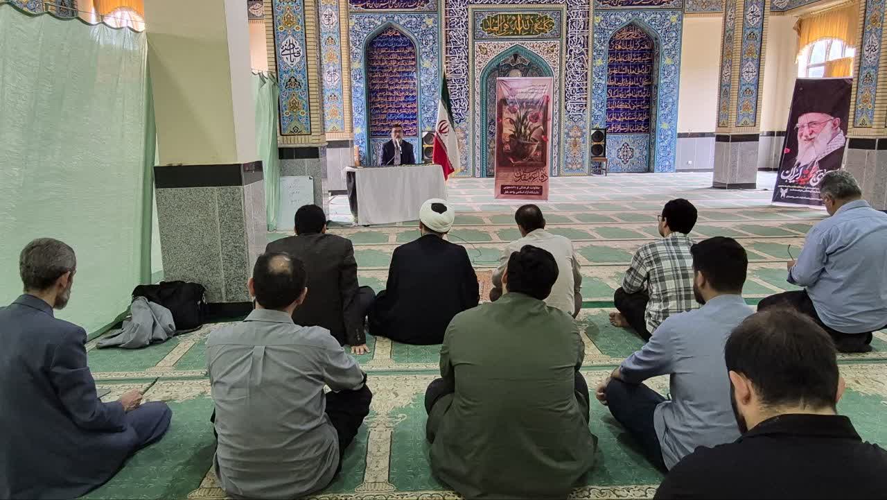 دفاع مقدس درس خودباوری، توکل به خدا و اعتماد به نفس را به مردم ایران آموخت