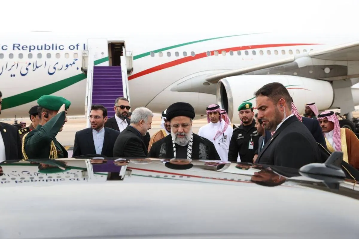 رئیسی با چفیه فلسطینی وارد ریاض شد / استقبال بن‌سلمان از رئیس جمهور کشورمان + فیلم