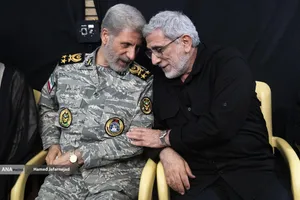 سردار اسماعیل قاآنی فرمانده نیروی قدس سپاه و سرلشکر امیر حاتمی فرمانده کل ارتش در مراسم گرامیداشت چهلمین روز درگذشت شهید سپهبد محمد باقری (محمد حسین افشردی) و همسر وی ( اشرف افشردی) و دختر این فرمانده عزیز (فرشته افشردی)