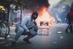 تظاهرات شنبه در پاریس به درگیری و خشونت میان پلیس ضد شورش و معترضان کشیده شد
