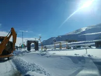 تخت سلیمان در محاصره برف سنگین/ زمستانی تماشایی با بیش از نیم‌متر برف