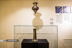 قندیل برنجی مشبک و پایه شمعدان در نمایشگاه آثار منتخب گنجینه آستان قدس رضوی