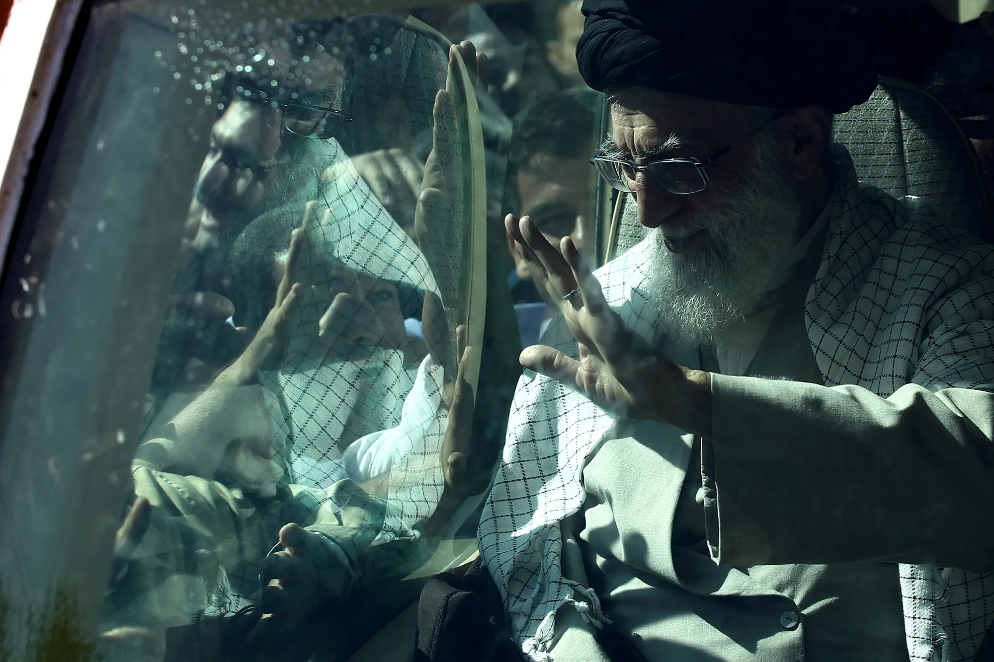  مجاهد خستگی‌ناپذیر - رهبر شهید امام خامنه‌ای 