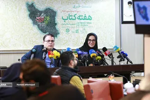 آزاده نظر بلند دبیرکل نهاد کتابخانه های عمومی کشور و ابراهیم حیدری مدیرعامل خانه کتاب و ادبیات ایران در نشست سی و سومین دوره هفته کتاب