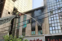 آتش‌سوزی یک ساختمان در خیابان ستارخان+ فیلم