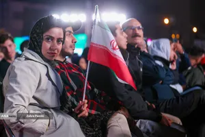 رونمایی از مجسمه &laquo;زانو زنندگان برابر ایران&raquo; در میدان انقلاب اسلامی