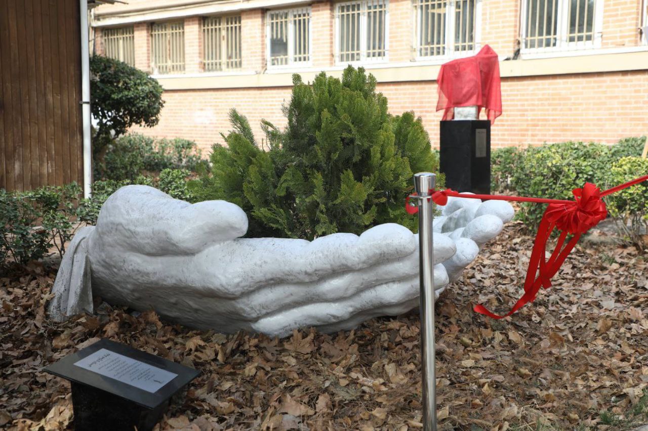 رونمایی از تندیسهای «نقش و نغمه» و «صلح و دوستی» در بنیاد رودکی رونمایی از تندیسهای «نقش و نغمه» و «صلح و دوستی» در بنیاد رودکی