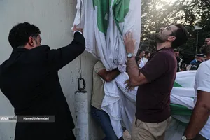 اهتزاز بزرگترین پرچم علوی بر فراز تهران