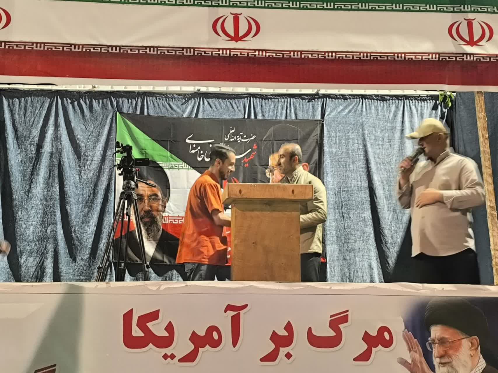 اجتماع شبانه مردم بوکان با حضور دانشگاهیان؛ تأکید بر وحدت، امنیت ملی و پاسداشت آرمان‌های شهدا