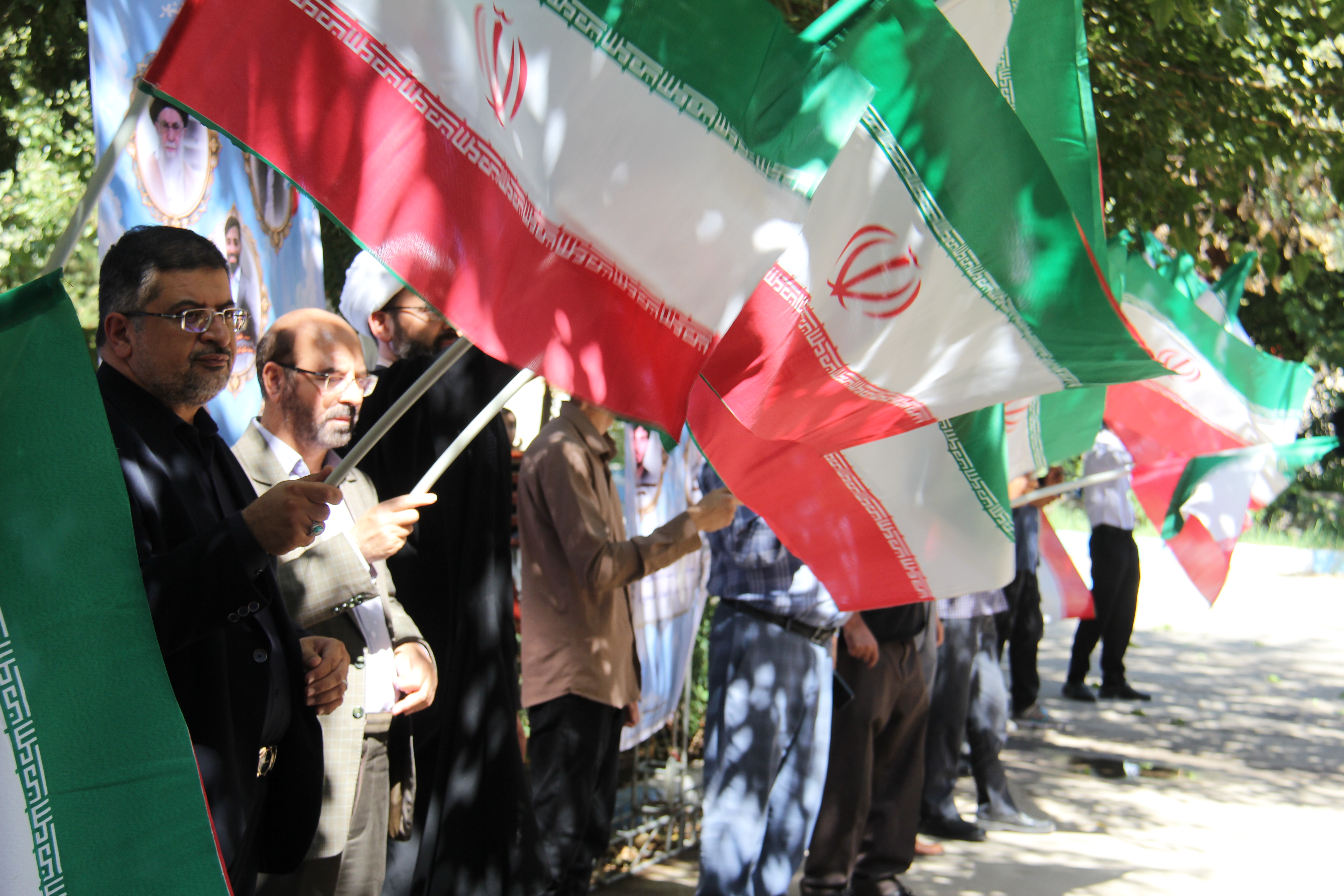 پرچم به اهتزاز درآمده جمهوری اسلامی ثمره ایثار، فداکاری و جانفشانی هزاران شهید والامقام است