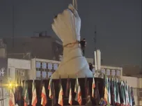 المان «مشت گره‌کرده» در میدان انقلاب تهران نصب شد