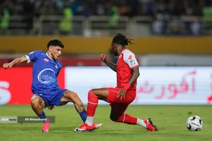 تیم&zwnj;های فوتبال استقلال و پرسپولیس امروز (چهارشنبه) در چارچوب هفته پنجم لیگ برتر به مصاف هم رفتند که این دیدار به تساوی یک - یک انجامید.