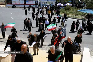 نمازگزاران جمعه در مرقد مطهر امام راحل(ره)