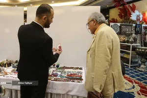 تزامناً مع اليوم العالمي للصناعات اليدوية، أقیم معرض للقطع الأثرية والصناعات التقليدية في فندق بارسيان آزادي بالعاصمة طهران، بحضور جمع من المهتمين والزوّار.