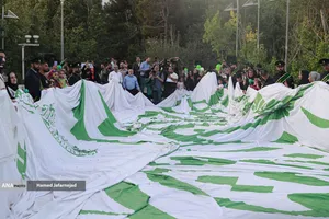 اهتزاز بزرگترین پرچم علوی بر فراز تهران