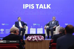 سخنرانی محمد اسلامی رئیس سازمان انرژی اتمی ایران و سعید خطیب&zwnj;زاده، معاون وزیر امور خارجه در کنفرانس بین&zwnj;المللی &laquo;حقوق بین&zwnj;الملل تحت تهاجم: تجاوز و دفاع&raquo;