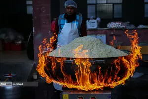 آشپز ازبک برای بازماندگان زلزله در اسکندرون ترکیه پلو آماده می کند.