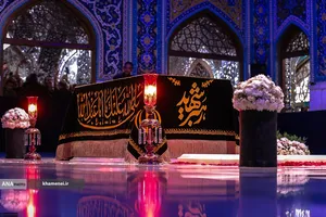 حضور مردم عزادار برای زیارت مزار مطهر رهبر شهید انقلاب در رواق دارالذکر