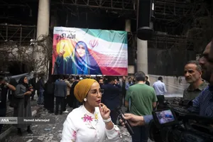 بازدید خبرنگاران خارجی از آثار به&zwnj;جامانده از حمله موشکی رژیم صهیونیستی به ساختمان شیشه ای صدا و سیما که در تاریخ ۲۴ تیرماه صورت گرفت