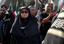 حضور شینا انصاری در مراسم تشییع رهبر شهید انقلاب