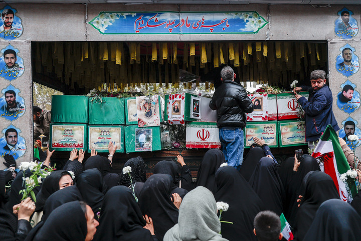 مراسم تشییع پیکر مطهر ۱۲ شهید جنگ رمضان