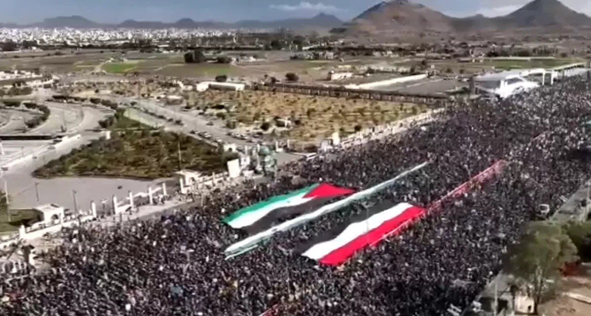 درود بر شما که با گلوله‌های فریب و خیانت از هر طرف روبرو هستید ولی با عزت در برابر آن ایستادگی می‌کنید