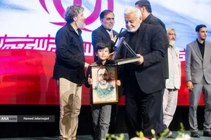 تجلیل از خانواده شهدا با حضور پیمان جبلی رییس سازمان صدا و سیما در مراسم بزرگداشت شهدای رسانه در نبرد با رژیم صهیونیستی