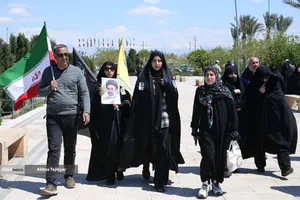 نمازگزاران جمعه در مرقد مطهر امام راحل(ره)