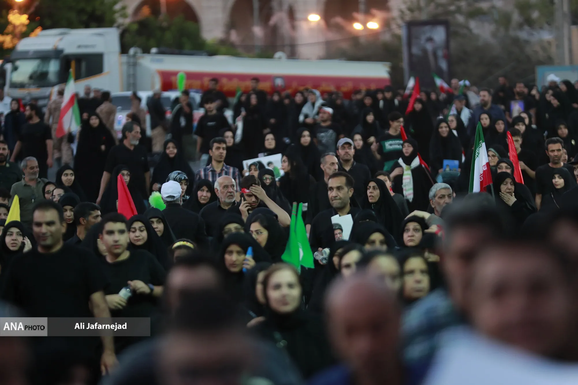 حرکت مردم عزادار بسمت مصلی تهران برای وداع با رهبر شهید انقلاب