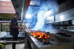 حضور مردم در رستوران ها و غذاخوری ها در شب های تهران 