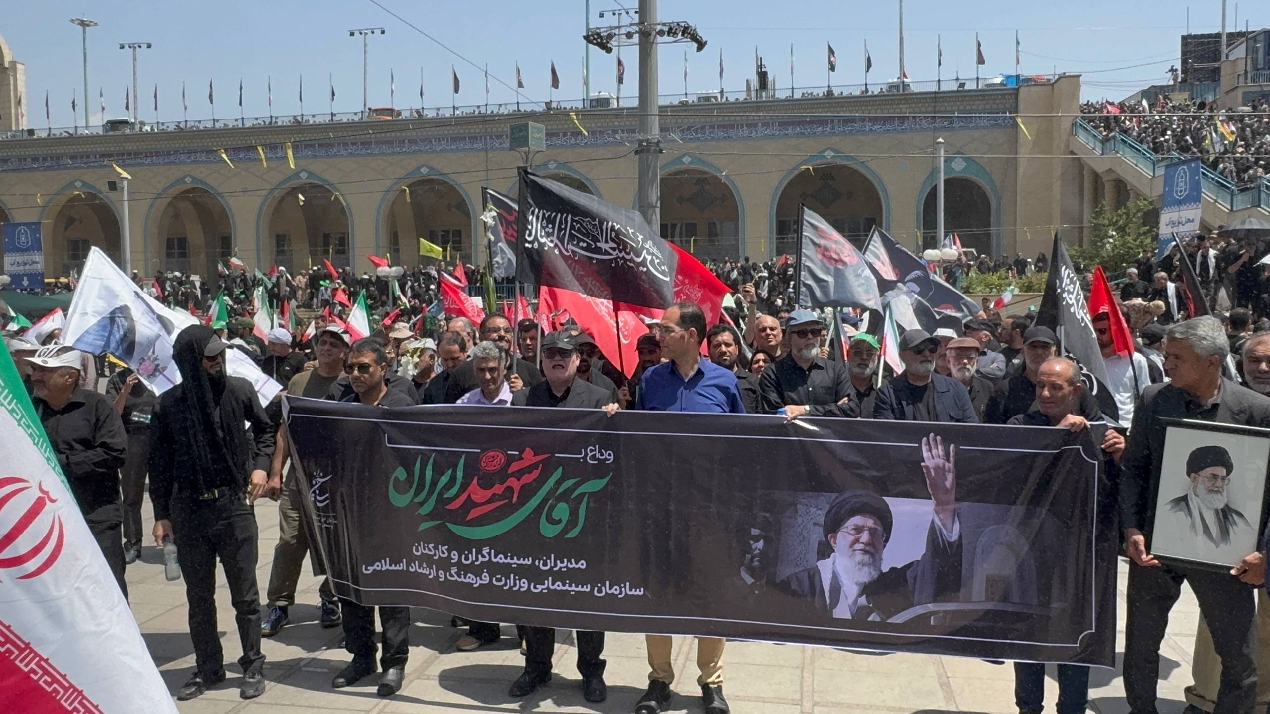 حضور جمعی از اهالی سینما و مدیران سینمایی در آیین وداع آقای شهید ایران +عکس ////