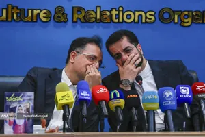 حسین دیوسالار معاون توسعه همکاری&zwnj;های علمی و فرهنگی سازمان فرهنگ و ارتباطات اسلامی و محمدحسین حجازی مدیرعامل منطقه فرهنگی و گردشگری عباس&zwnj;آباد در مراسم رونمایی از پوستر مسابقه بین&zwnj;المللی نقاشی &laquo;سورنا&raquo; با موضوع &laquo;ایران از نگاه کودکان ایرانی داخل و خارج از کشور&raquo;