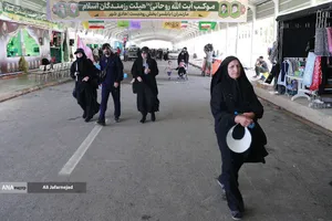 پیاده روی زائرین اربعین حسینی در مسیر نجف به کربلا