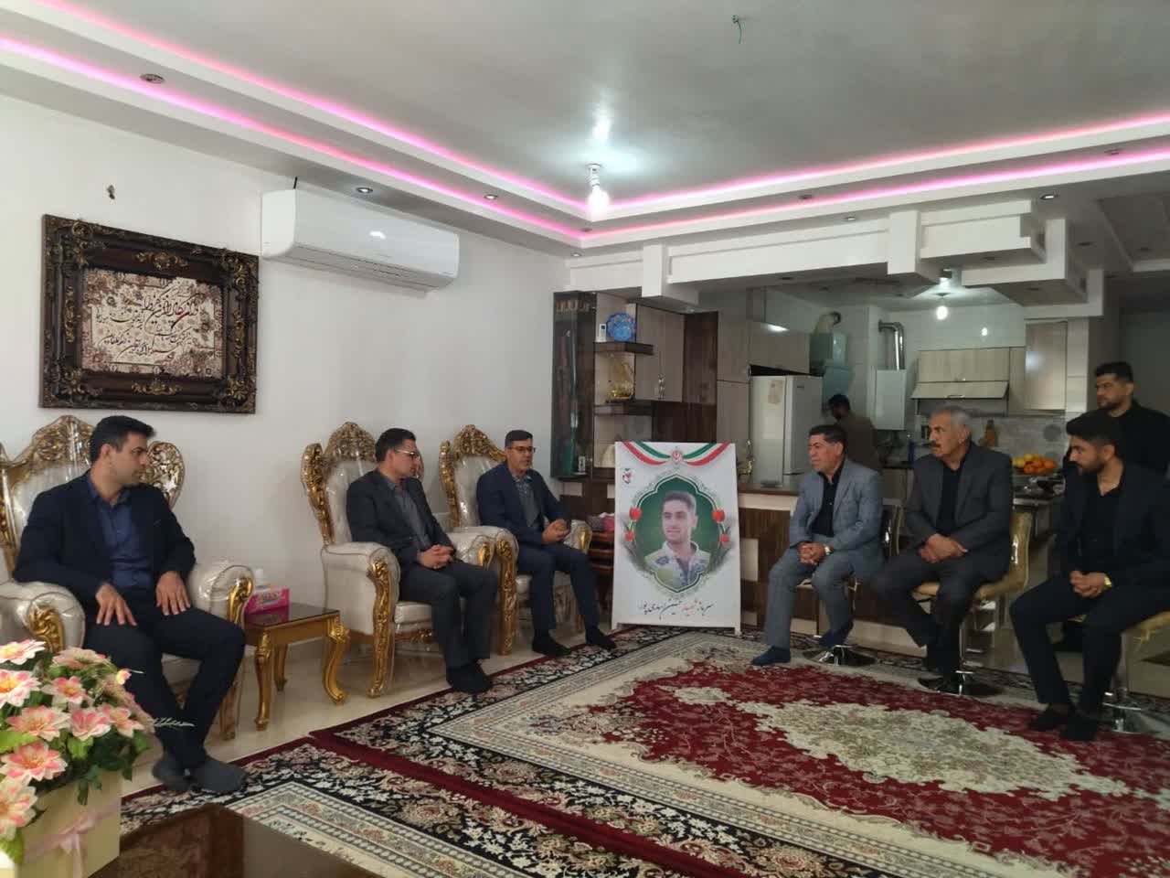 خانواده شهدا ترویج دهنده فرهنگ ایثار و شهادت در جامعه هستند خانواده شهدا ترویج دهنده فرهنگ ایثار و شهادت در جامعه هستند