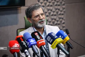 ناصر فیض شاعر و مدیر دفتر پاسداشت زبان فارسی حوزه هنری