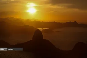 نمایی از کوه شوگرلوف در طلوع خورشید در ریودوژانیرو، برزیل