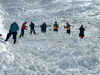 تلاش‌ها برای یافتن پیکر کوهنوردان زیر ۱۰ متر برف