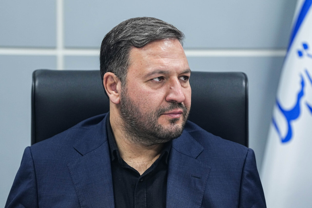 ترامپ با یک دست پیش می‌کشد و با دست دیگر پس می‌زند