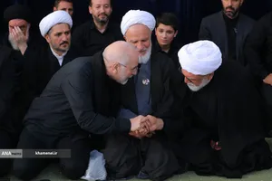 مراسم اقامه نماز بر پیکر مطهر امام مجاهد شهید حضرت آیت&zwnj;الله العظمی سیدعلی خامنه&zwnj;ای و شهدای خانواده ایشان