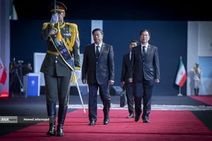 ادای احترام مقامات و مسئولان خارجی به پیکر امام شهید 