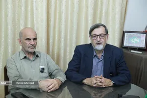  سیدمحمدرضا بهشتی فیلسوف و استاد فلسفه دانشگاه تهران و فرشاد مومنی اقتصاددان، استاد اقتصاد دانشگاه علامه طباطبایی و رئیس مؤسسه دین و اقتصاد در نشست خبری دومین جایزه استاد عالی نسب